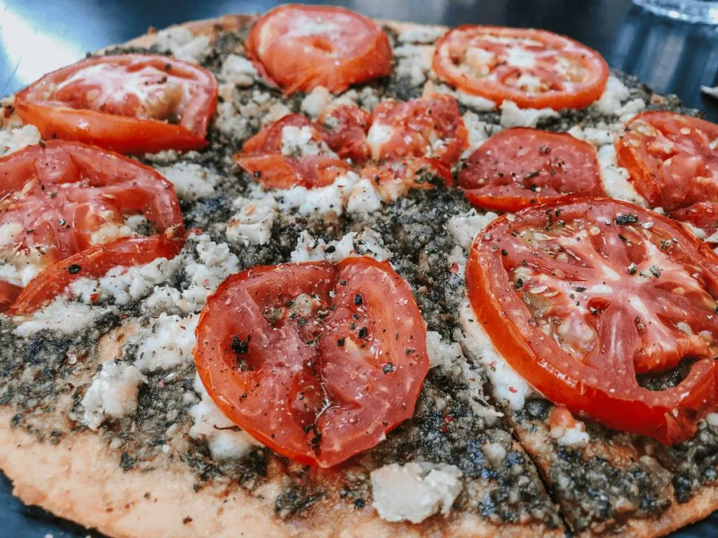 vegan pesto pizza from Veganaki