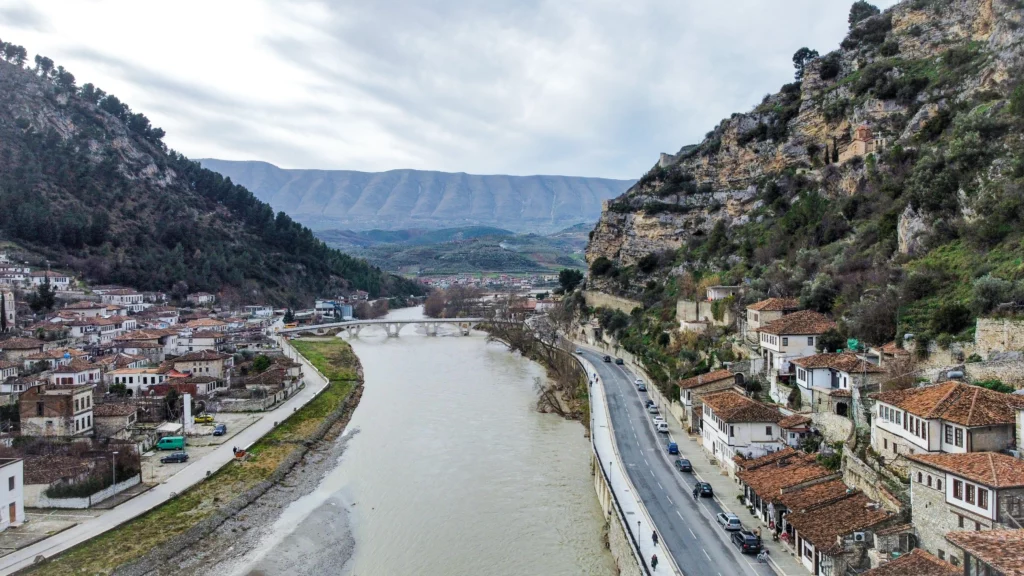 river between both quarters in Berat